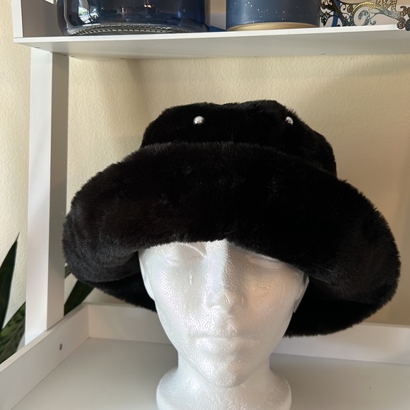 PIA ROSSINI faux fur bucket hat with pearl appliqués one size - Picture 4 of 8